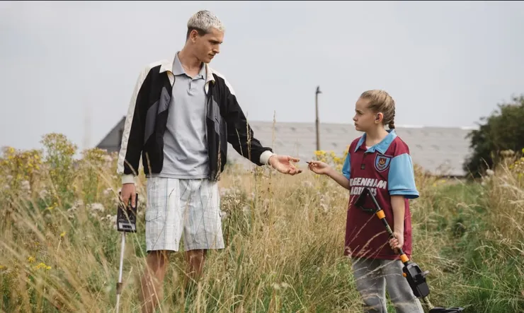 尋找金屬物的父女倆