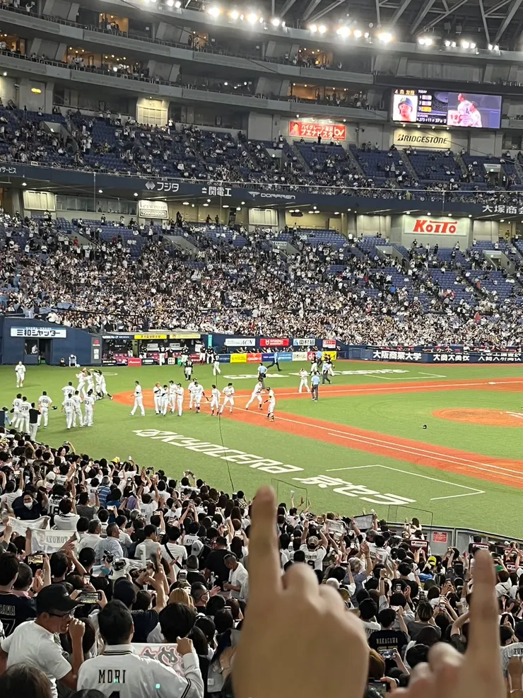 隊友衝進場內慶祝