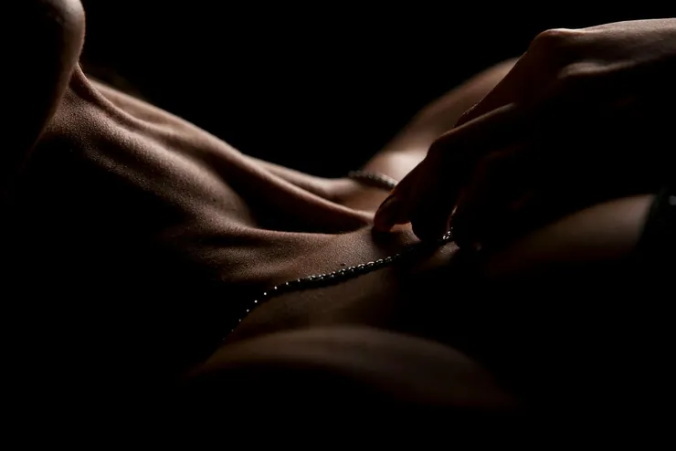 我感覺到一雙腿跨坐在我的胸口, 一雙手摸向我的喉嚨