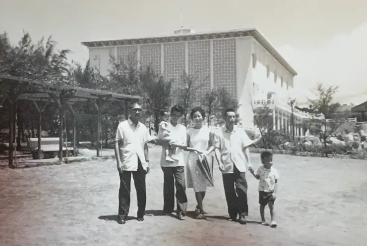 民國52年，姨丈（左二，抱著女兒瓊華）要出國的時候，我爸爸（右二）帶著小弟（右一）家誠先去淡水幫忙打包，第二天再去機場送行。左一是姨丈的父親，阿姨走在爸爸旁邊。