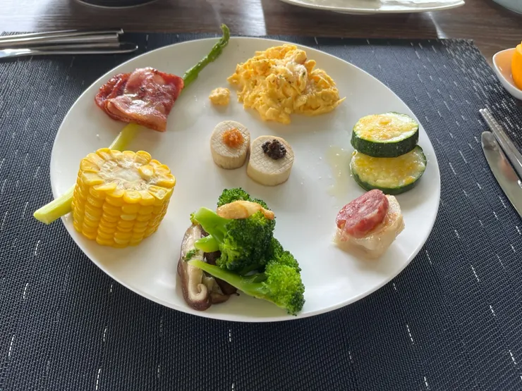 看到這盤當場傻眼,這擺盤太牛一定要給它一張特寫!杏鮑菇上的是干貝醬跟松露啊啊啊!