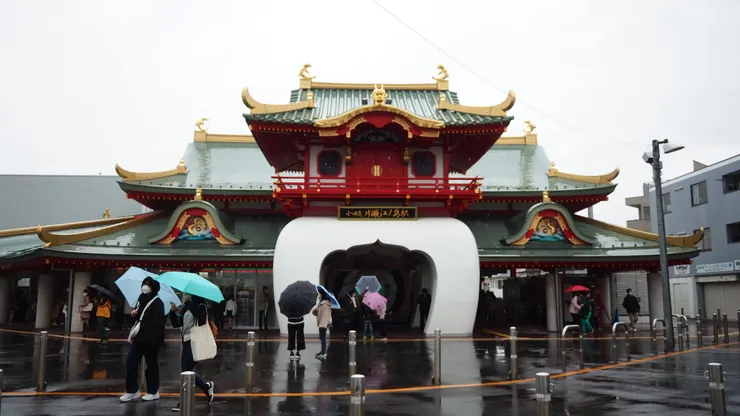 有如龍宮城般的片瀨江之島站