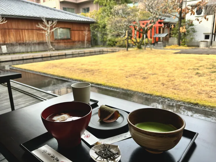 難用一張風景概述我這趟旅途。在那個冬末春初的季節，讓我用溫暖的紅豆泥烤麻糬湯來回應吧！｜2024.03.11拍攝於 虎屋菓寮 京都一條店