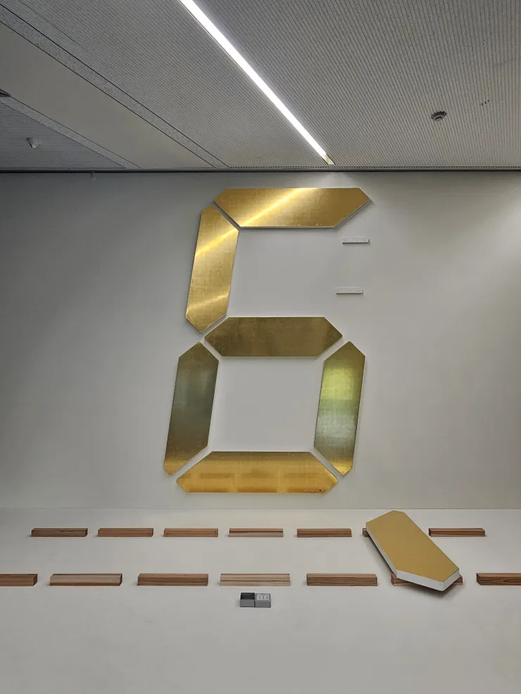 1樓大廳展出作品〈變動之畫—000〉，在特定日期由符合資格的一位觀眾決定作品呈現的數字，因此不同來館時間看到的數字會不相同。