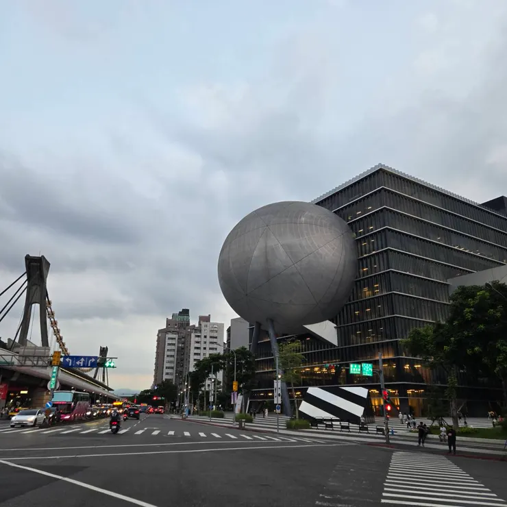 頻繁路過而不入的藝術表演中心