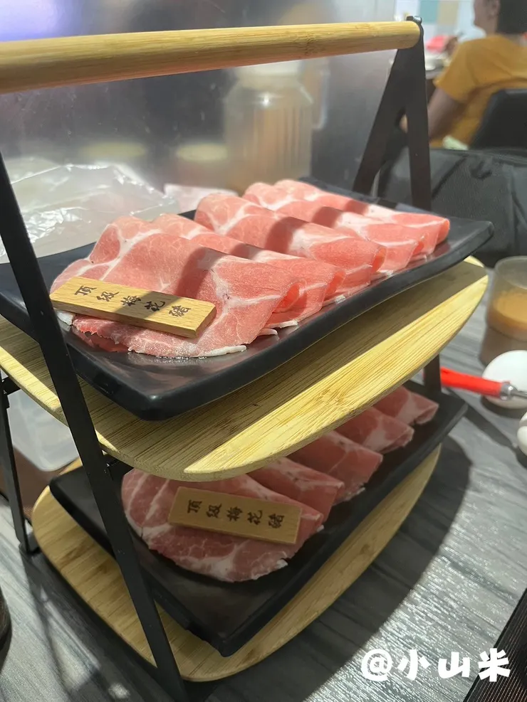 自助吧一人299元,梅花豬肉小份+50元,有一成服務費
