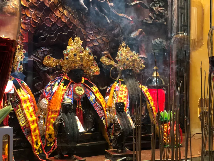 土地公的眼睛現在已改為平視