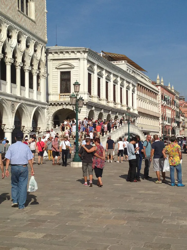 廣場前的橋上滿滿都是人