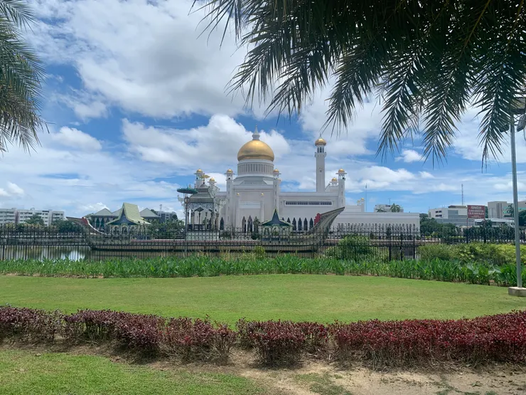 不同角度的Masjid Omar 'Ali Saifuddien。
