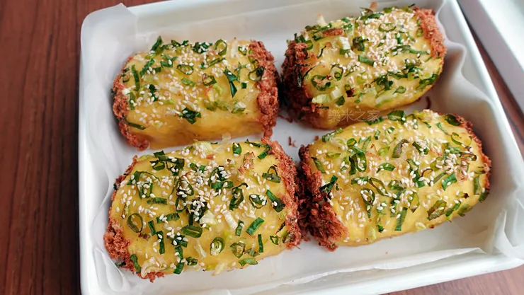 美乃滋口味的蔥花香鬆米包