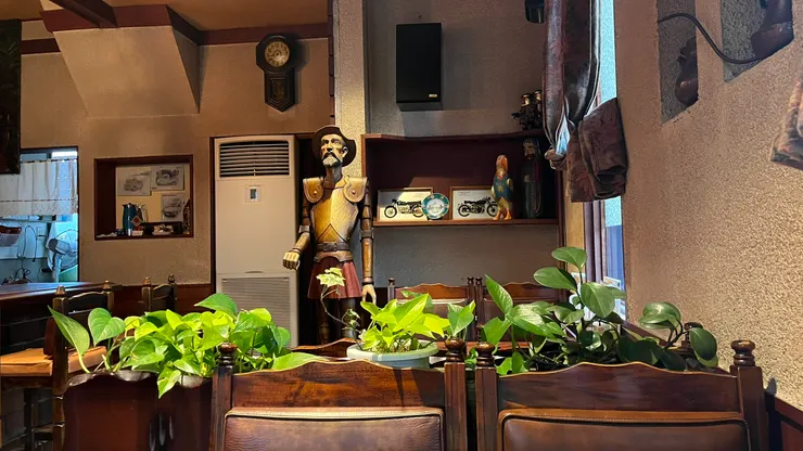 唐吉軻德在裡面看著大家。