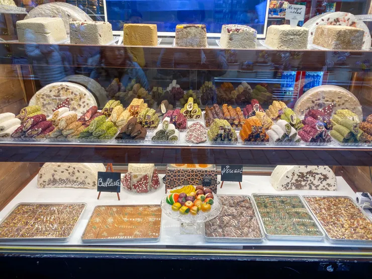 ▲路上看見店家的櫥窗裡，有著各式各樣我沒看過的甜點！牌子上分別標示著 Baklava（中東甜點，果仁蜜餅）和 Nougat（牛軋糖）。