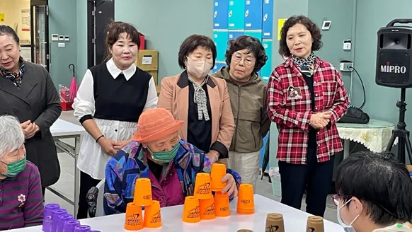 韓國團體見識長輩疊杯技能。