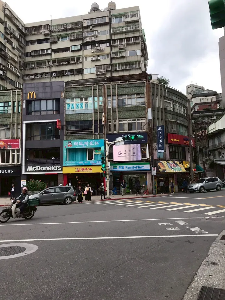 離開新北投車站打算過馬路到光明路上的全家買冰淇淋