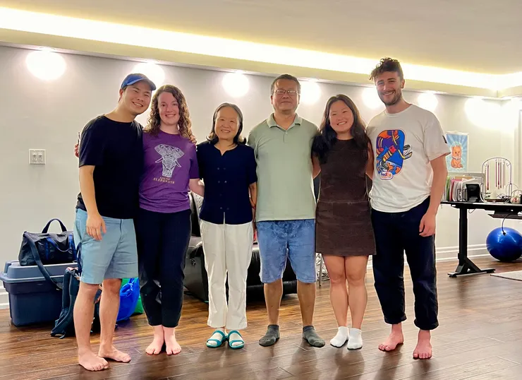 老二女儿和他的男朋友，老三儿子和他的未婚妻的