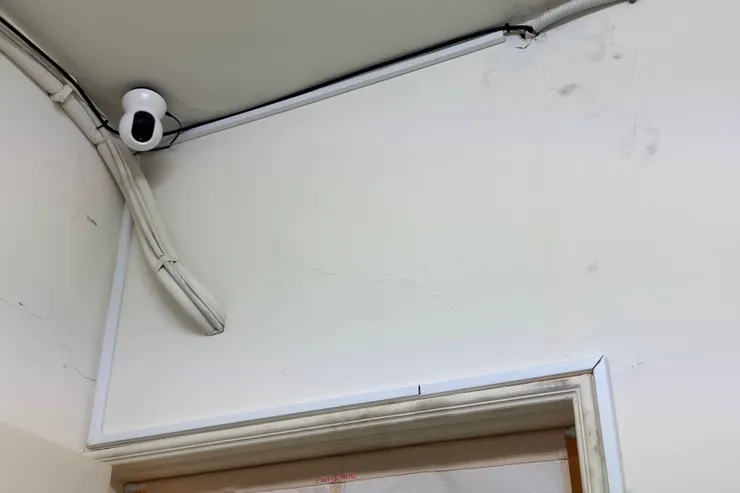 許多品牌如小米、Tplink等，提供遠端操作的監視器，雖然方便但存在資安風險