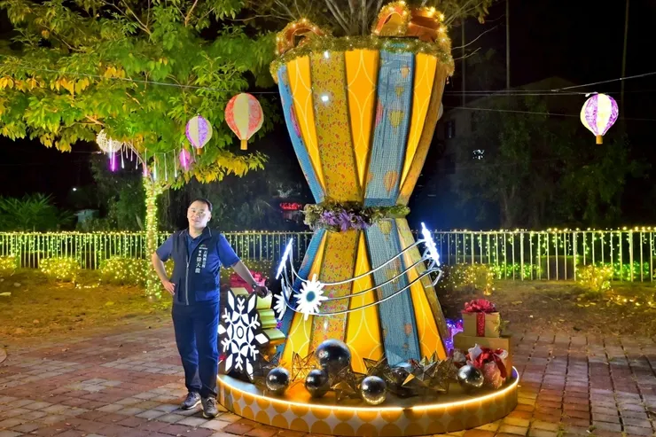主燈星願沙鐘以水果豐收落下和熱汽球升空的動畫,寓意生生不息永續石岡未來,石岡區公所區長徐天龍邀請民眾來賞燈。圖/石岡區公所提供