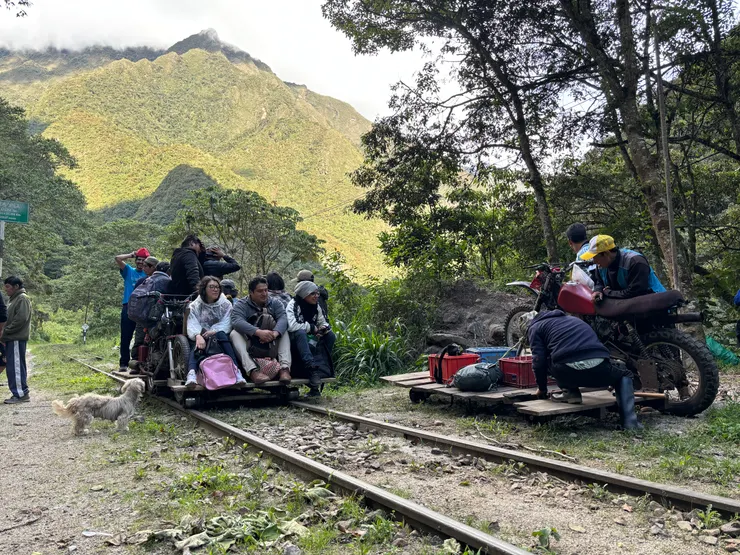 對面經過的板車，不是我們的，我們的更簡陋哈哈哈哈
