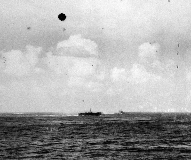 日本飛機幾乎快要撞擊位於琉球群島沖繩附近的「巴丹號航空母艦」。1945年3月17日從驅逐艦上看到的景象。