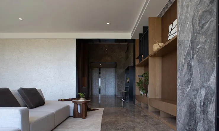 以深色石材鋪陳基調，形塑如潑墨山水般的沉穩包覆