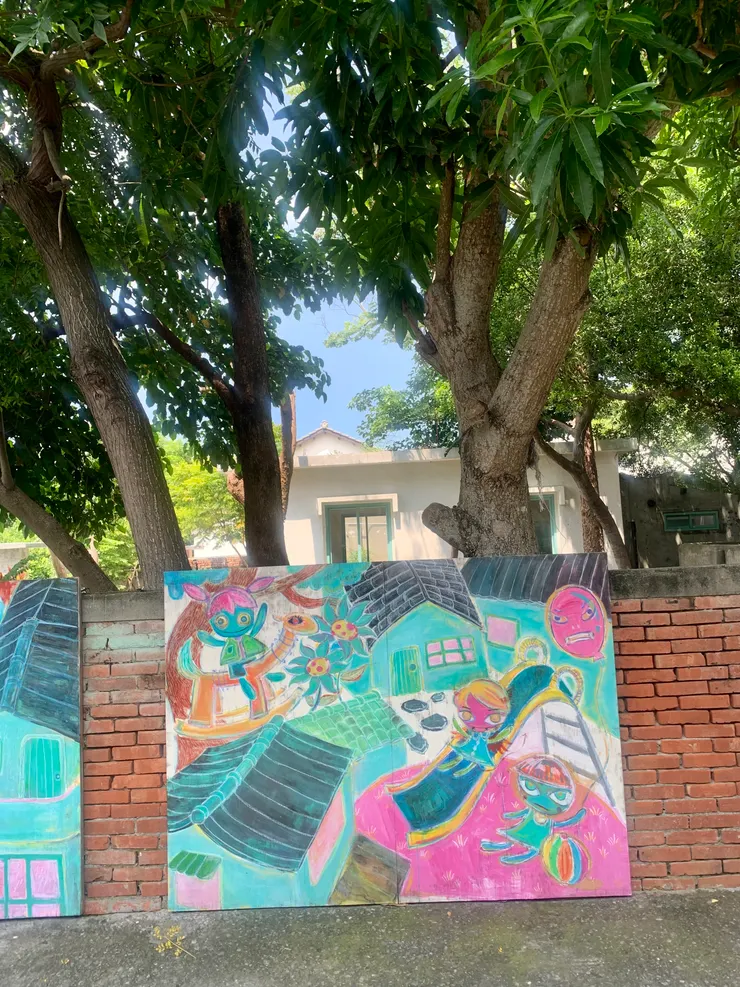 很有眷村氣息的矮牆上佈展著藝術家的創作 別有一番風味