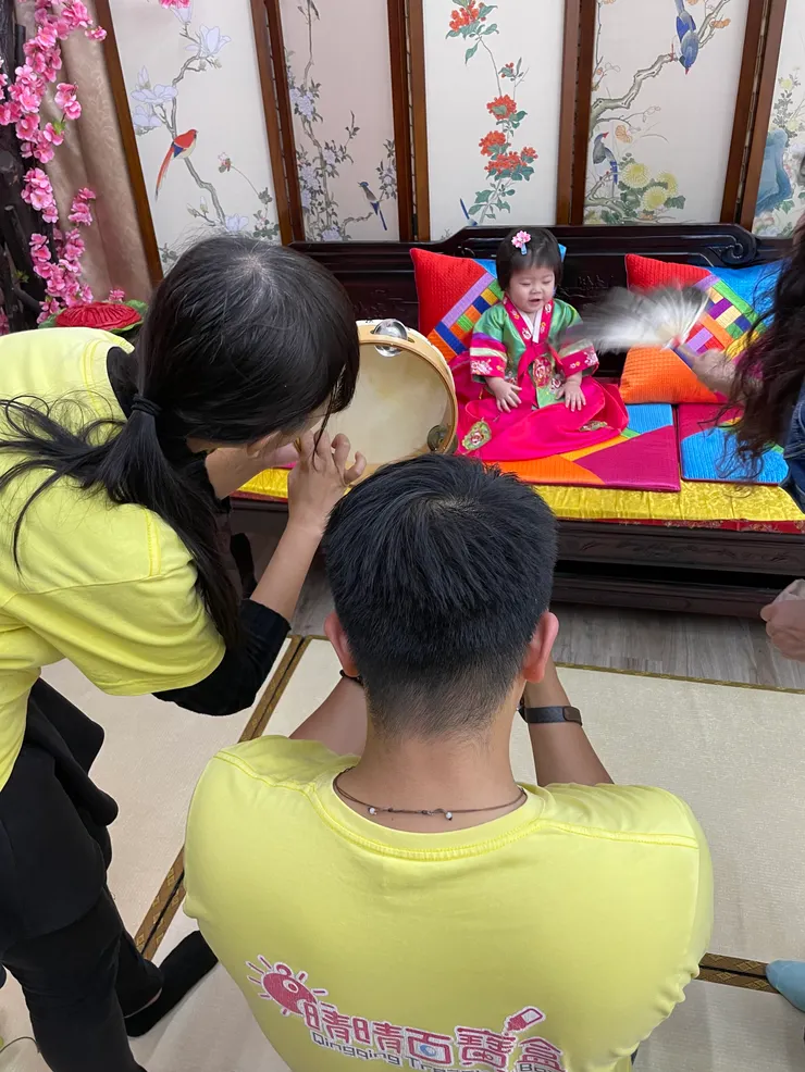 安撫師賣力的演出-媺嫚媽媽側拍