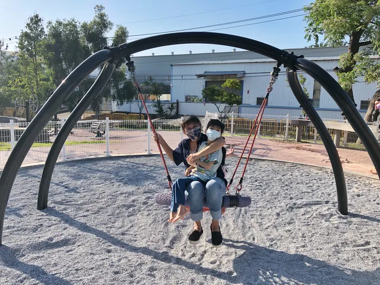 鳥巢盪鞦韆是共融設施，下方卻是礫石非常不方便不友善。