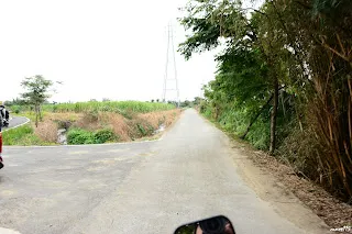 直行為續行小梅線，左邊往石龜溪橋