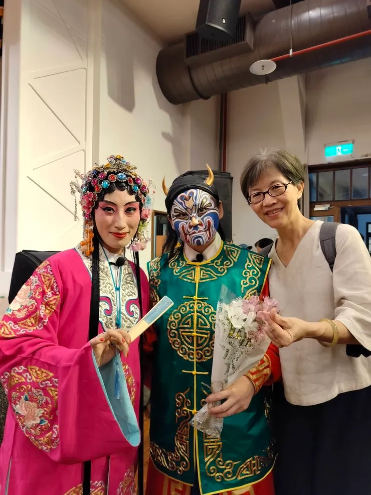 演出結束,和同台同學(飾演魁星)與張春玲老師合照