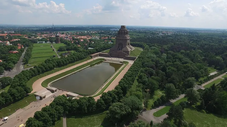 紀念碑和相鄰倒影池的景色