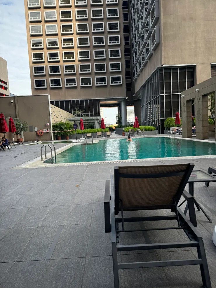 游泳池跟健身房在5樓，游泳池小小的，但最深的2米唷！