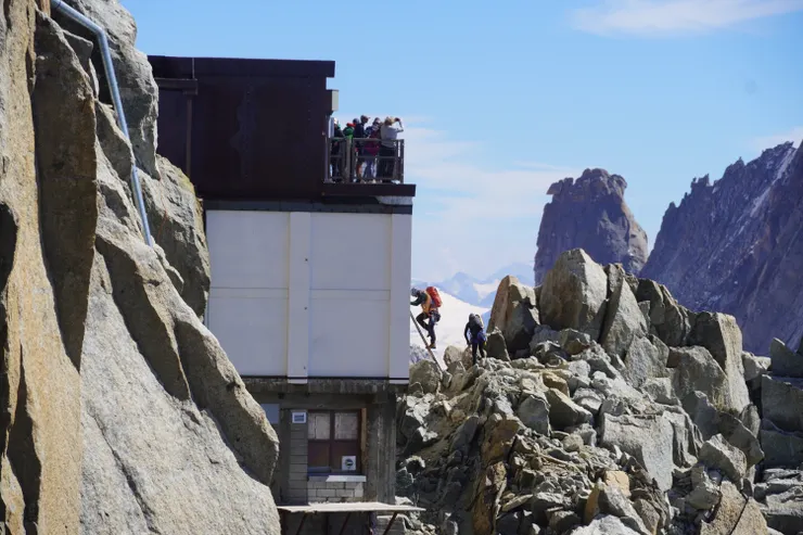 觀景平台上賞景的人群以及帶著繩索背著大背的登頂回來的登山客（正爮上第一個觀景平台）