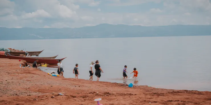 孩子們來到這片黯淡發褐的土灘上嬉鬧