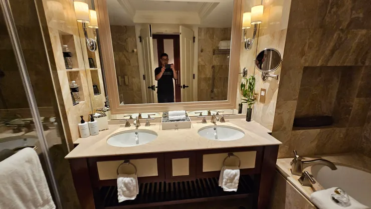 澳門康萊德酒店洗手間的雙洗臉台設計是頂奢五星級飯店標配!
