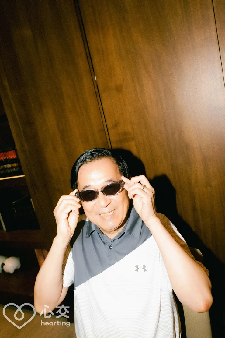 即使已經七十五歲，阿扁仍關注許多年輕人的流行、話題。戴上我們精心準備的帥墨鏡，那個百變阿扁依然年輕、百變！