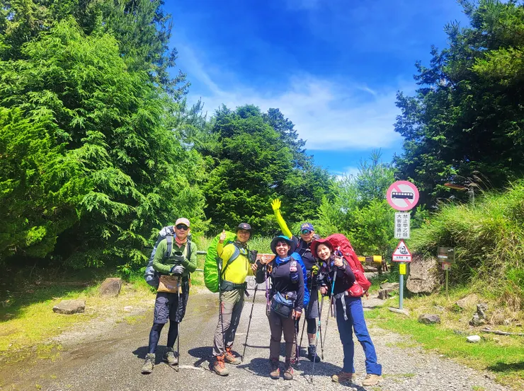 ▲西勢山林道入口處在小雪山旅遊資訊站土地公旁的柵欄後。