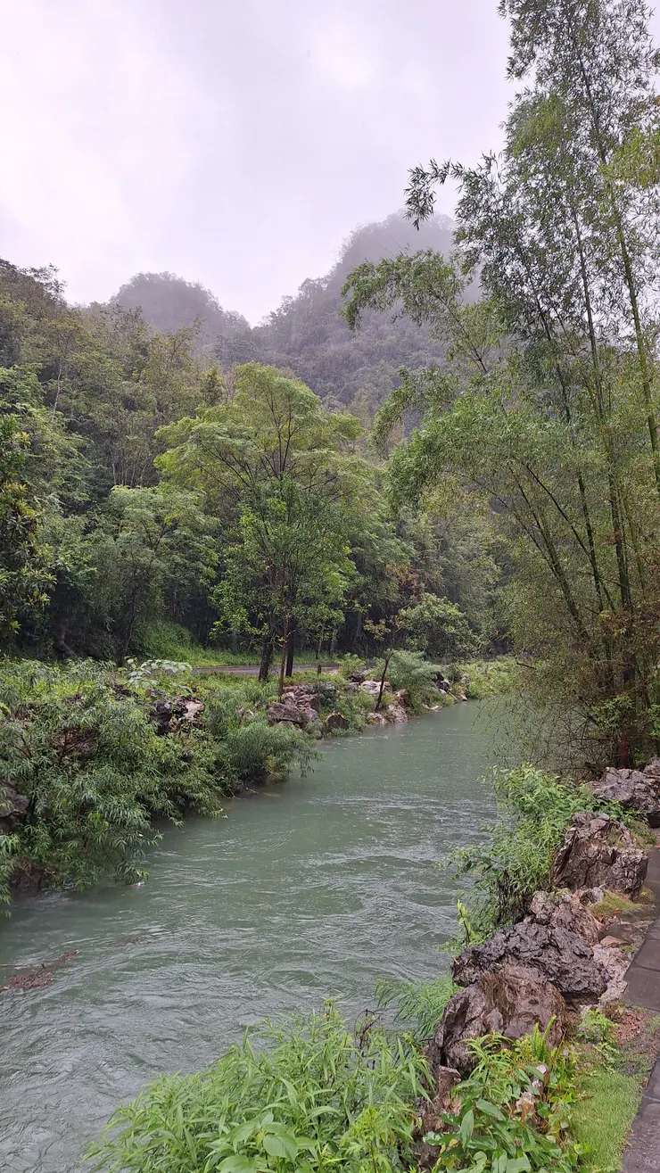 像日本青森澳入瀬河的小七孔景區