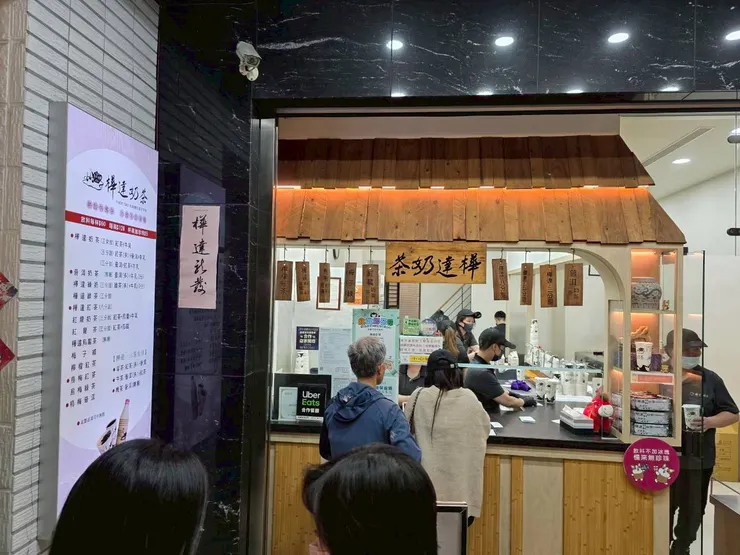 6.樺達奶茶總店。來到新樂街(也被戲稱為「奶茶街」),幾乎都會想到 樺達奶茶總店。 一杯 $60,想喝就買,是經典不敗的存在。