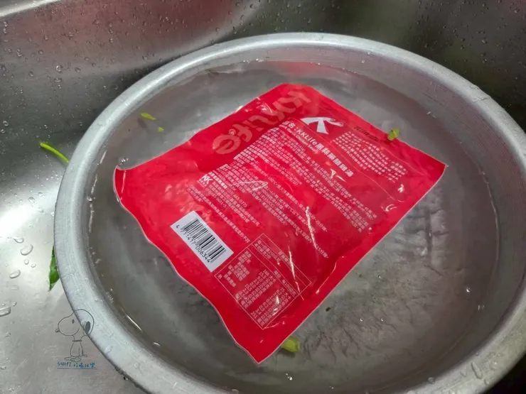 幫調理包泡水退冰，就像在游泳😆