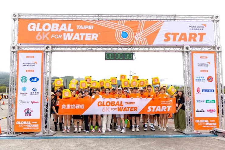 ▲參與負重挑戰組的選手,手提 Jerry Can 起跑,體驗脆弱地區孩童每日取水的辛苦。(台灣世界展望會提供)