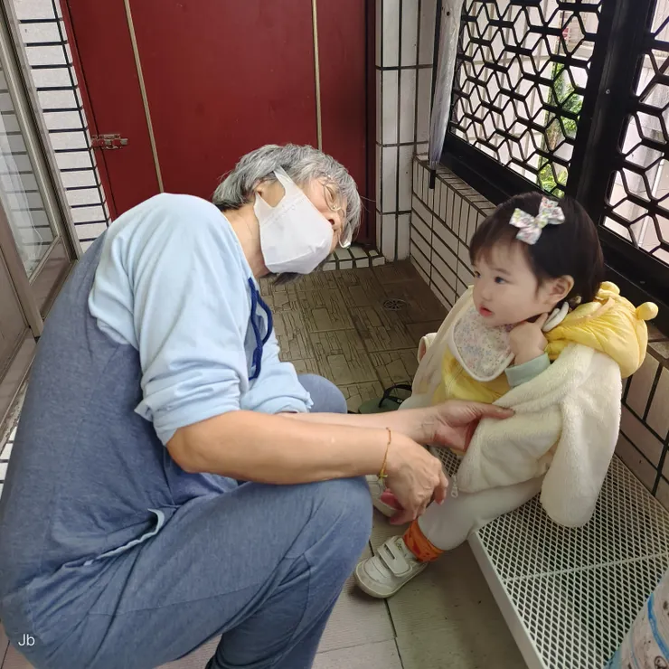 【即使正在番聽到上快樂穿鞋！3個多月開始去小哈利托兒所，「上學」已是萬萬的日常，而很幸運她是非常喜歡「上學」的孩子。】