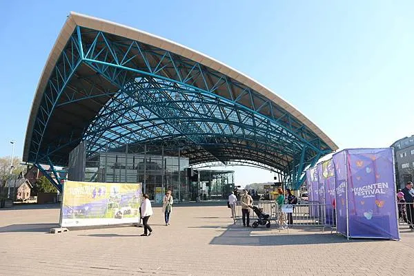 此為Halle火車站，站外紫色柱子即為臨時架設的接駁專車接送點