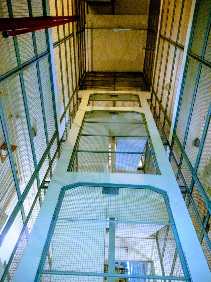 該拘留中心建於1953年至1955年間,由國家安全局(Stasi)建造,取代地下室成為拘留監獄。新建築共有44間所謂的拘留室(牢房)以及各種功能室,例如淋浴間