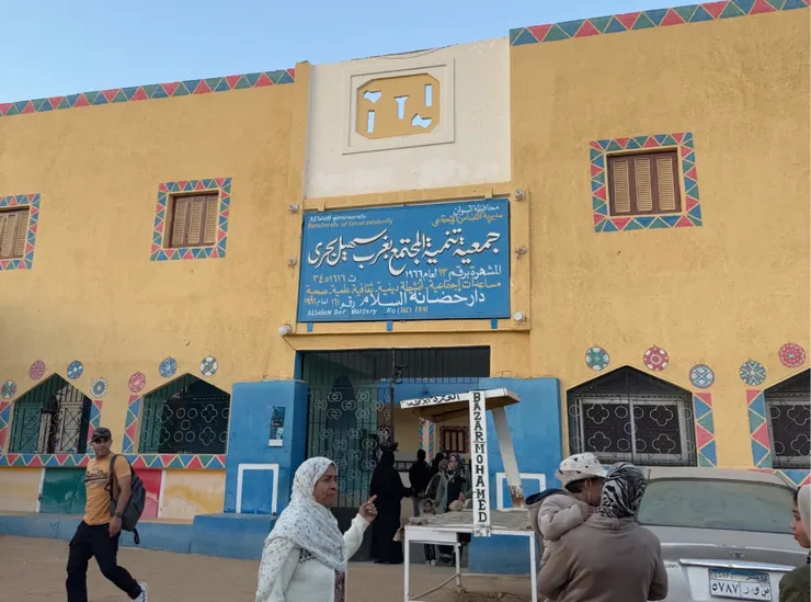 不知道是什麼的建築物，好喜歡上面的各種圖案彩繪～～