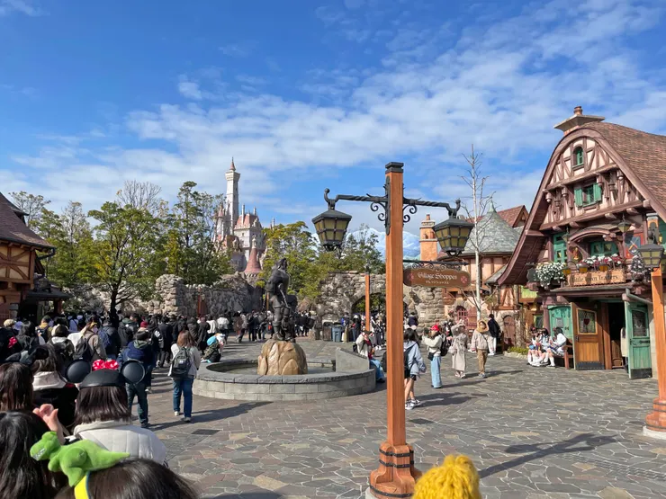 排隊人潮直接到村莊外