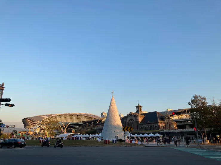 遠遠看就可以看到超大聖誕樹跟市集