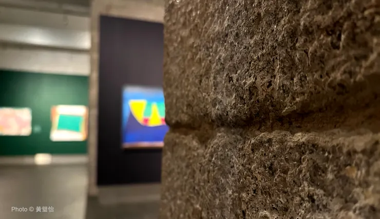 軍火庫現為藝廊,保留了用花崗岩造的厚外牆,就算在展館內也可以見到一些石牆。