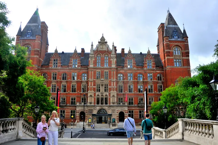 【【紅磚陶土都鐸式煙囪舉目可見，驚艷文藝復興的皇家音樂學院！從亞伯特音樂廳南門前平台望皇家音樂學院。】