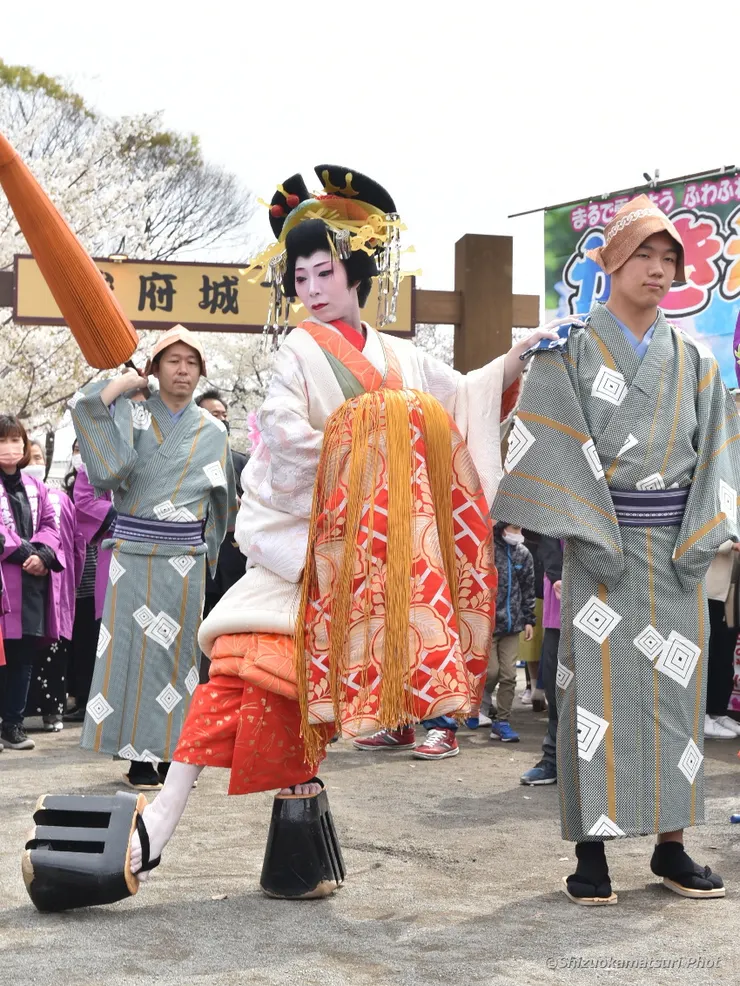 位於靜岡演出的花魁道中遊行活動，踩「八字步」而行。（第66回静岡まつり写真集提供）