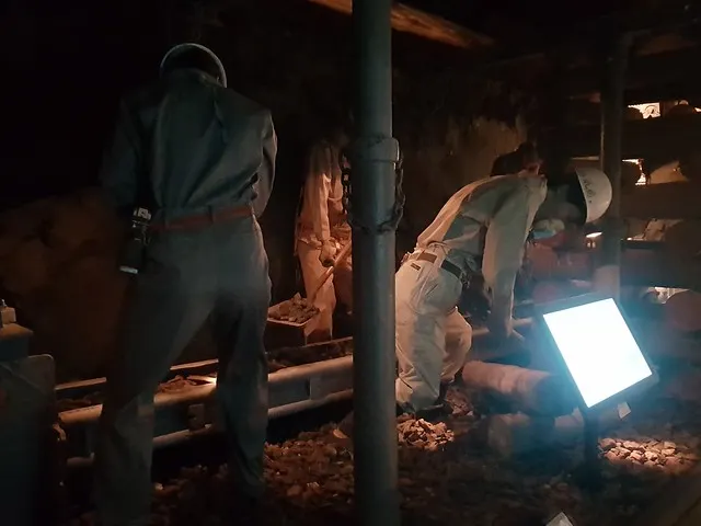 小坑開採由夫婦搭檔工作，以貍堀式進行採炭，用竹簍或木箱搬運煤炭